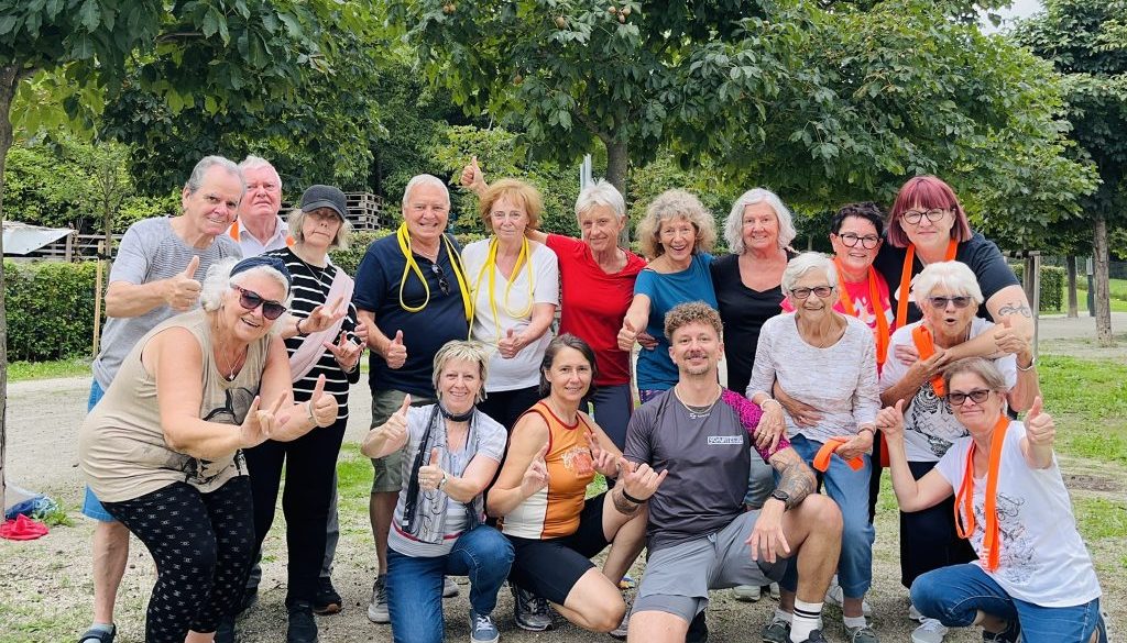 Gruppe beim Seniorentraining im Augartenspitz in Wien