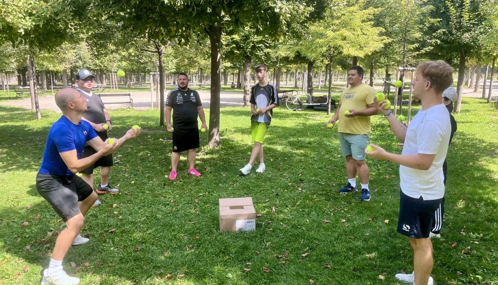 Jugendliche üben Ballspiele beim SCHWITZEREI-Workshop im equalizent-Garten