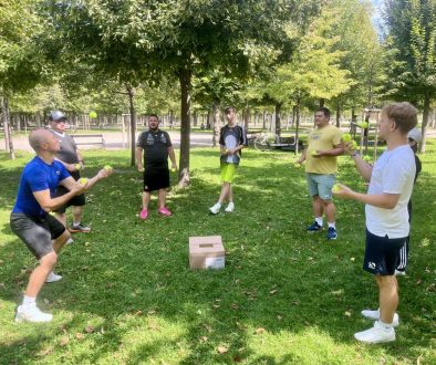Jugendliche üben Ballspiele beim SCHWITZEREI-Workshop im equalizent-Garten