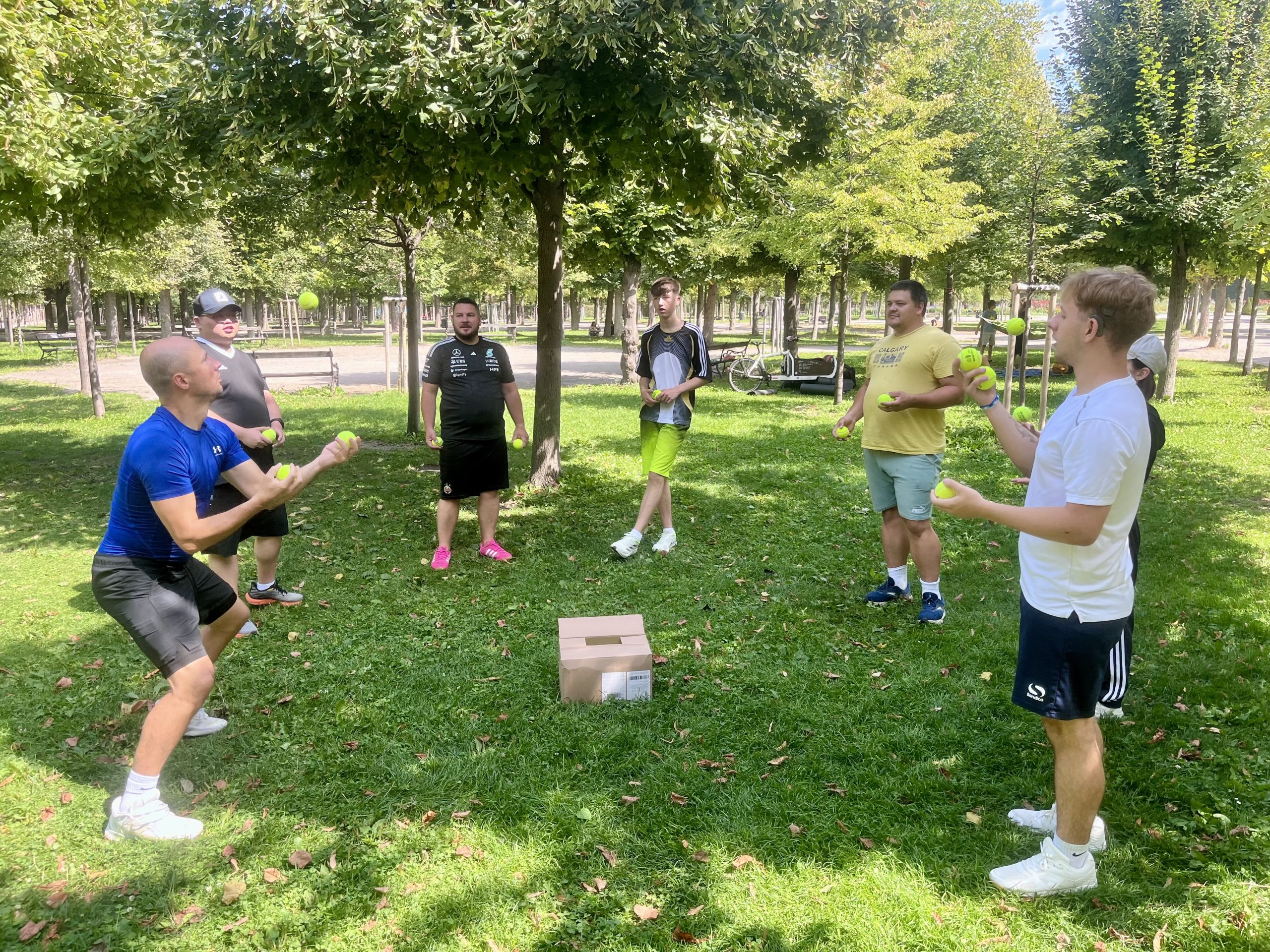 Jugendliche üben Ballspiele beim SCHWITZEREI-Workshop im equalizent-Garten