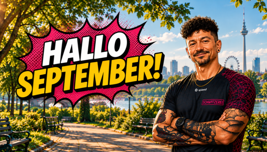 Comicartiges Vorschaubild für den Schwitzerei-Blog: „Hallo September!“ in großen weißen und gelben Buchstaben vor einem pinken Sprechblasen-Element. Rechts steht Manny mit verschränkten Armen in seinem schwarzen Schwitzerei-Sportshirt und sichtbaren Tattoos, im sonnigen Park mit Wiener Skyline im Hintergrund. Oben rechts das Schwitzerei-Logo mit „Bleib verschwitzt“.