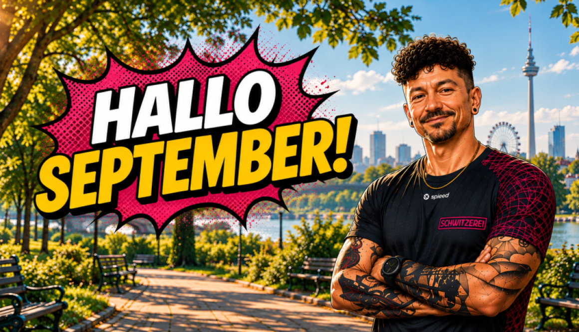 Comicartiges Vorschaubild für den Schwitzerei-Blog: „Hallo September!“ in großen weißen und gelben Buchstaben vor einem pinken Sprechblasen-Element. Rechts steht Manny mit verschränkten Armen in seinem schwarzen Schwitzerei-Sportshirt und sichtbaren Tattoos, im sonnigen Park mit Wiener Skyline im Hintergrund. Oben rechts das Schwitzerei-Logo mit „Bleib verschwitzt“.