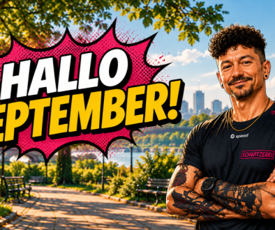 Comicartiges Vorschaubild für den Schwitzerei-Blog: „Hallo September!“ in großen weißen und gelben Buchstaben vor einem pinken Sprechblasen-Element. Rechts steht Manny mit verschränkten Armen in seinem schwarzen Schwitzerei-Sportshirt und sichtbaren Tattoos, im sonnigen Park mit Wiener Skyline im Hintergrund. Oben rechts das Schwitzerei-Logo mit „Bleib verschwitzt“.